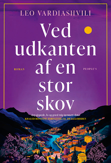 VED UDKANTEN AF EN STOR SKOV