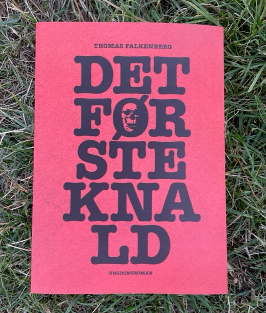 DET FØRSTE KNALD