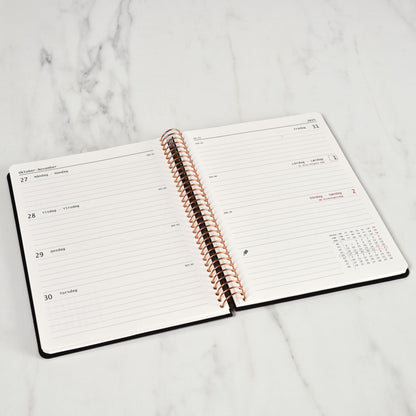 KOZO KALENDER 2025 A5 UGE BLACK
