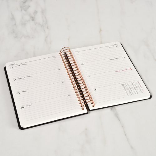 KOZO KALENDER 2026 A6 UGE BLACK
