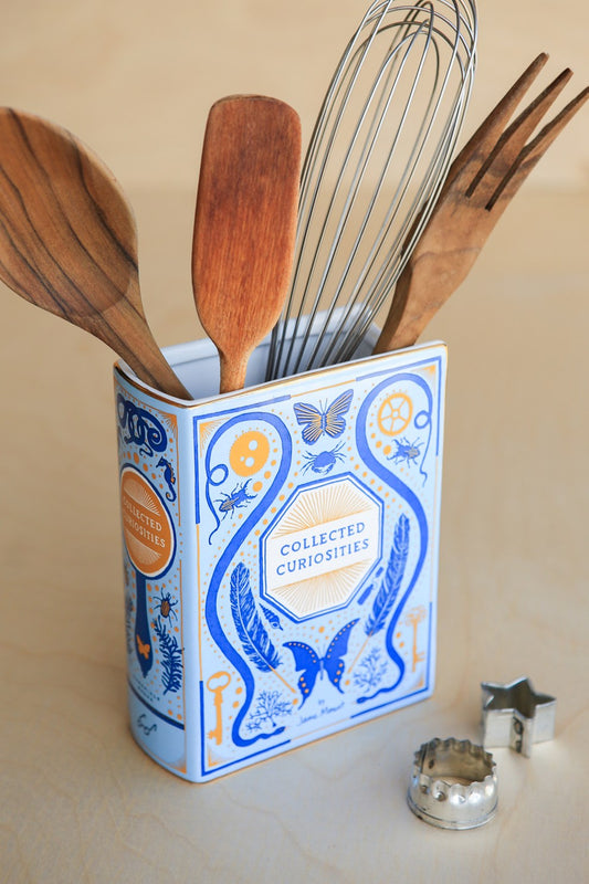 BIBLIOPHILE CERAMIC VASE: COLLECTED CURIOSITIES IL