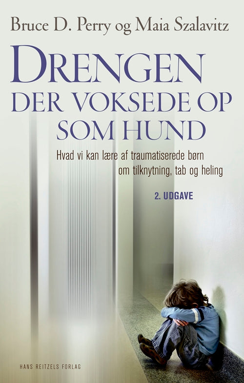 DRENGEN DER VOKSEDE OP SOM HUND