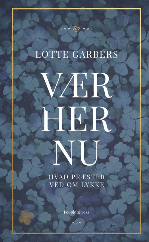 VÆR HER NU
